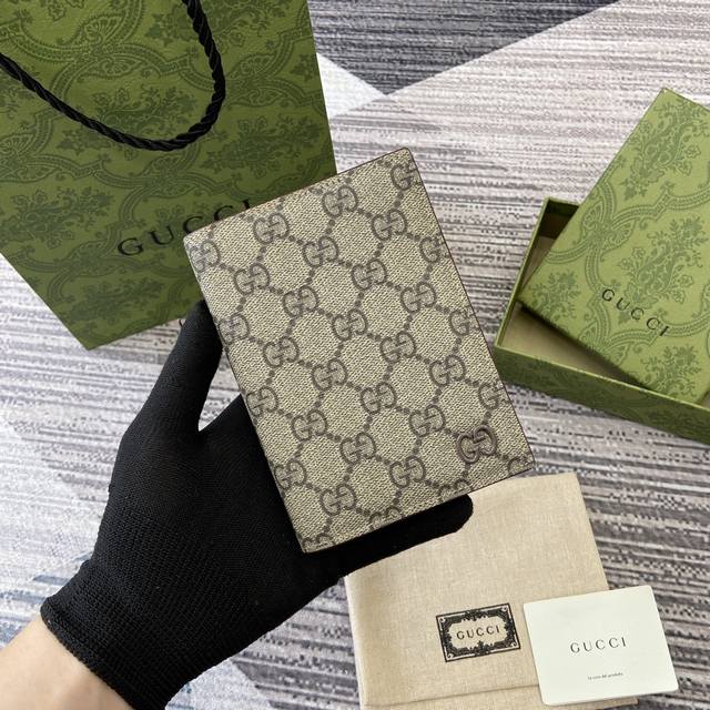 配全套包装 饰gg细节gg护照夹新系列呈现纤薄且小巧的小皮具，焕新融蕴多种绚丽色彩，以充满对比美感的双色调设计令点缀于包身的gg标识风采尽绽。这款护照夹以黑色g