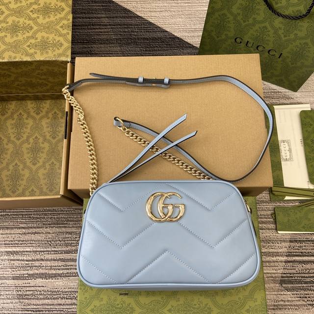 配全套包装 线上专享 Gg Marmont系列小号肩背包 Gg Marmont系列以清新色调演绎精致皮革，展现早秋魅力风范。这款小号肩背包采用绗缝v型皮革匠心打