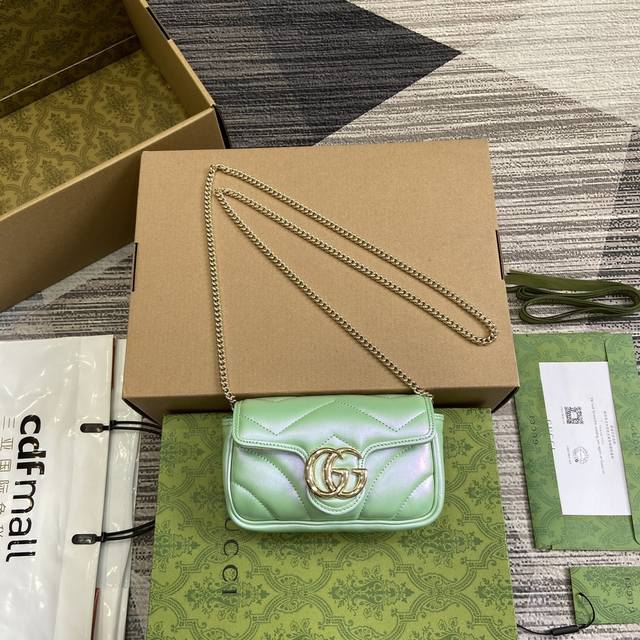 配全套包装 Gg Marmont系列超迷你手袋。双g配件设计在品牌现代风格中注入传统精髓，为衣橱带来隽永单品。这款超迷你手袋以绿色彩虹效果绗缝v型皮革匠心打造，
