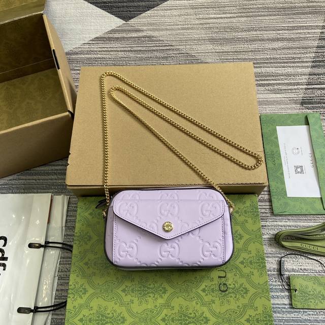 配全套包装 Gg超迷你肩背包 品牌颇具代表性的图案化身为富于变化而不失经典本色的符号元素，为全新系列增色添彩。经典gg皮革赋予这款超迷你肩背包以别致魅力。外部隔