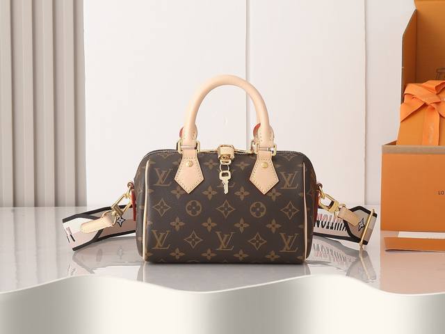 顶级原单、加强版 Speedy Bandoulière 20 手袋采选 Monogram 帆布、牛皮革饰边和织物内衬，以玲珑尺寸延续路易威登 Speedy 旅行