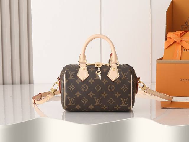 顶级原单、加强版 Speedy Bandoulière 20 手袋采选 Monogram 帆布、牛皮革饰边和织物内衬，以玲珑尺寸延续路易威登 Speedy 旅行