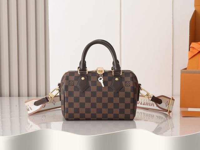顶级原单、加强版 Speedy Bandoulière 20 手袋采选 Monogram 帆布、牛皮革饰边和织物内衬，以玲珑尺寸延续路易威登 Speedy 旅行