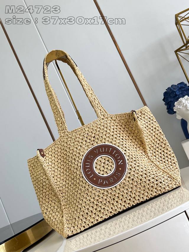 批 顶级原单 独家实拍 M24723 本款 Onthego 中号手袋出自 Lv By The Pool 系列,以钩编拉菲草塑造托特包构型,可容纳 13 寸笔记本 批 顶级原单 独家实拍 M24723 本款 Onthego 中号手袋出自 Lv By The Pool 系列,以钩编拉菲草塑造托特包构型,可容纳 13 寸笔记本