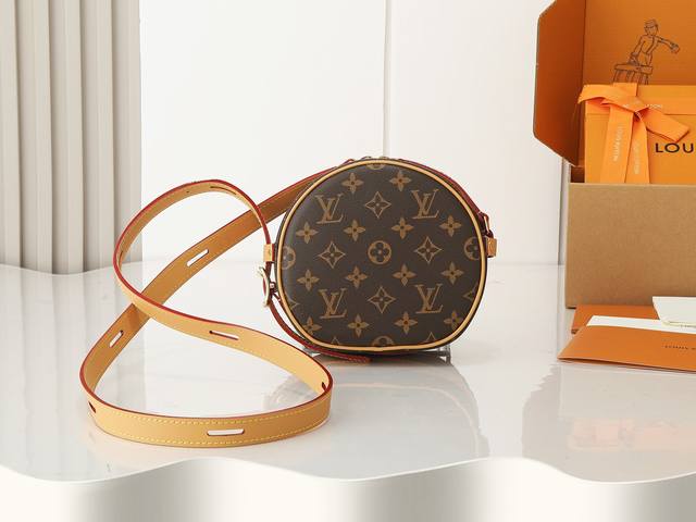 顶级原单、加强版 Nicolas Ghesquière 向路易威登的旅行传承汲取灵感,打造 Bote Chapeau Souple 手袋。Monogram 帆布 顶级原单、加强版 Nicolas Ghesquière 向路易威登的旅行传承汲取灵感,打造 Bote Chapeau Souple 手袋。Monogram 帆布