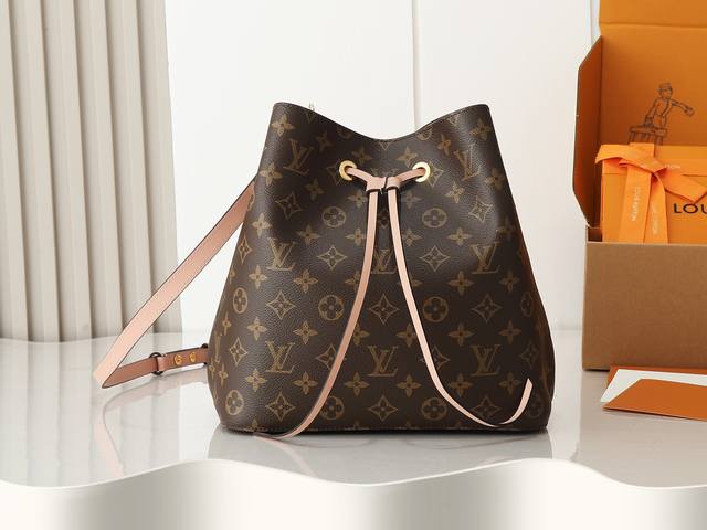 顶级原单、加强版 加斯顿-路易威登于 1932 年专为承运香槟酒设计的酒袋邂逅当代潮流，化身蕴含传承之美的 Néonoé 水桶包。Monogram 帆布勾勒柔和