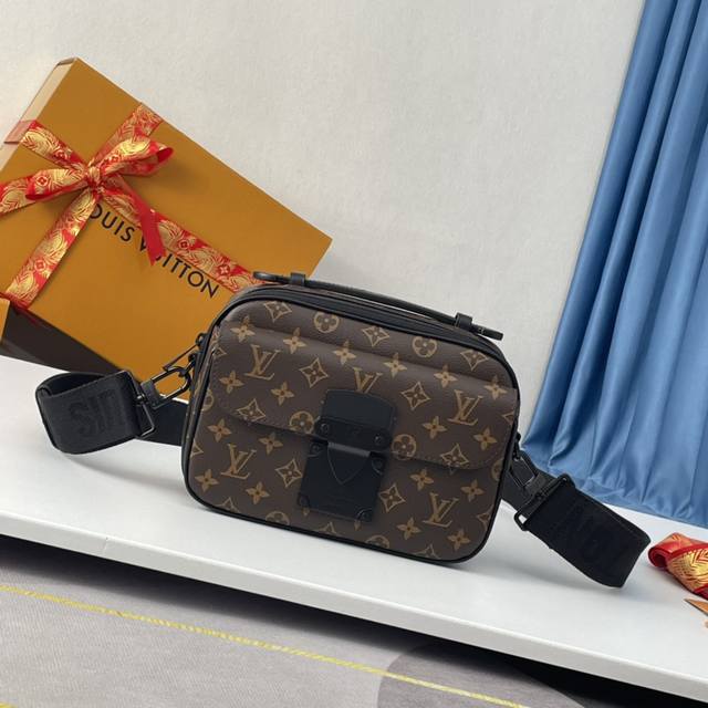 海外原单m45806独家实拍！本款 S Lock 邮差包由 Monogram Macassar 帆布制成，全新锁扣以 Georges Vuitton 于 188