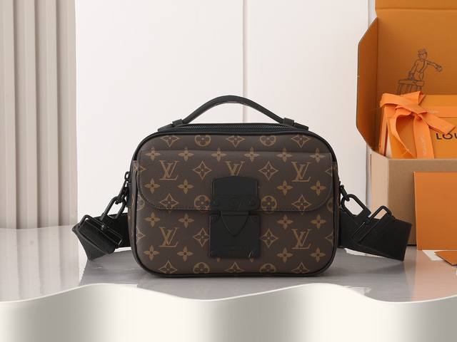 变码芯片版顶级原单,加强版m4 658489本款 S Lock 邮差包由 Monogram Macassar 帆布制成,全新锁扣以 Georges Vuitto 变码芯片版顶级原单,加强版m4 658489本款 S Lock 邮差包由 Monogram Macassar 帆布制成,全新锁扣以 Georges Vuitto