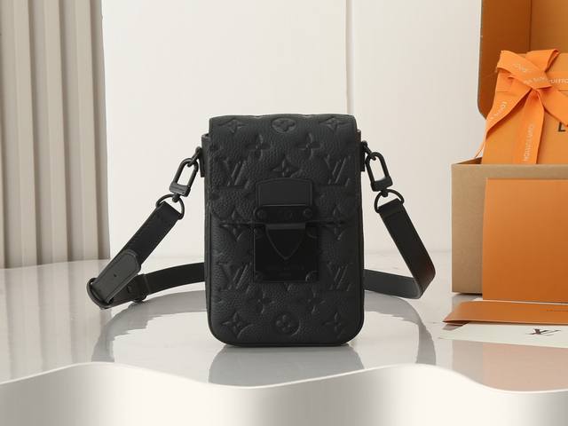 变码芯片版顶级原单、加强版 S-Lock Vertical Wearable 钱夹将标志性 Monogram 图案压印于雅致 Taurillon 皮革，再以磁扣