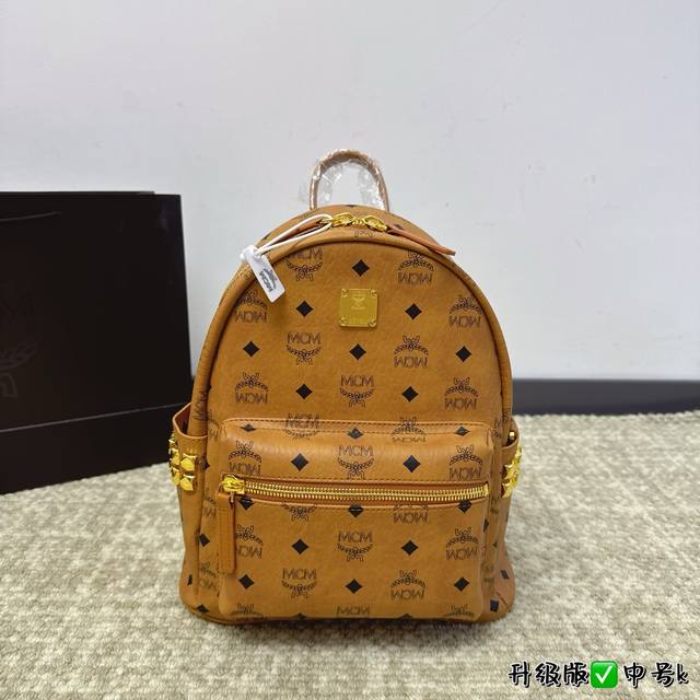 无盒 Mcm双肩包 巧妙的丝印效果, 立体而自然, 以中轴为对称中心线的上线倒向对称, 十分完整完美, 尤其包型 超有弧度感的! 尺寸中号27 32Cm 无盒 Mcm双肩包 巧妙的丝印效果, 立体而自然, 以中轴为对称中心线的上线倒向对称, 十分完整完美, 尤其包型 超有弧度感的! 尺寸中号27 32Cm