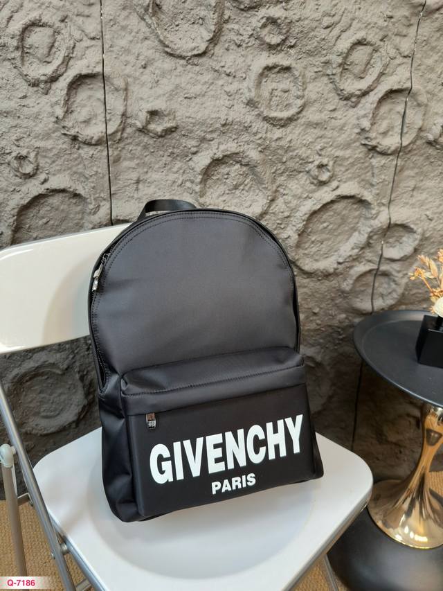 纪梵希sac ? Dos 双肩包 男女大容量背包 书包 采用精湛镶嵌细工,经典百搭 实物拍摄 原厂原版面料 。尺寸30.40Cm 纪梵希sac ? Dos 双肩包 男女大容量背包 书包 采用精湛镶嵌细工,经典百搭 实物拍摄 原厂原版面料 。尺寸30.40Cm