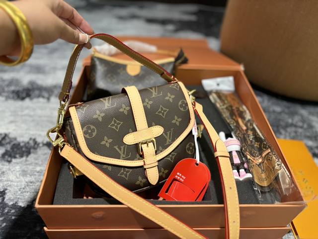 全套 Size:20*16Cm L家 新款小号马鞍包 双子星 Samur 邮差包 小巧可爱实用百搭 搭配两条肩带哦! 全套 Size:20*16Cm L家 新款小号马鞍包 双子星 Samur 邮差包 小巧可爱实用百搭 搭配两条肩带哦!