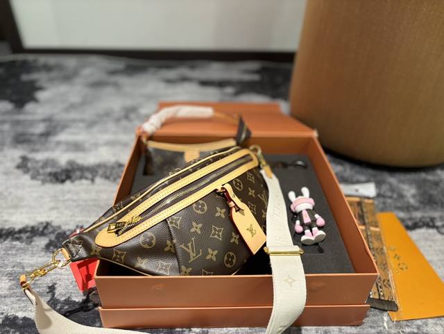 L家 新款腰包重出江湖 好看到飞起的腰包 胸包 棉质帆布内衬 原单五金+原版皮料！ 尺寸：上宽38*18 搜索lv 腰包