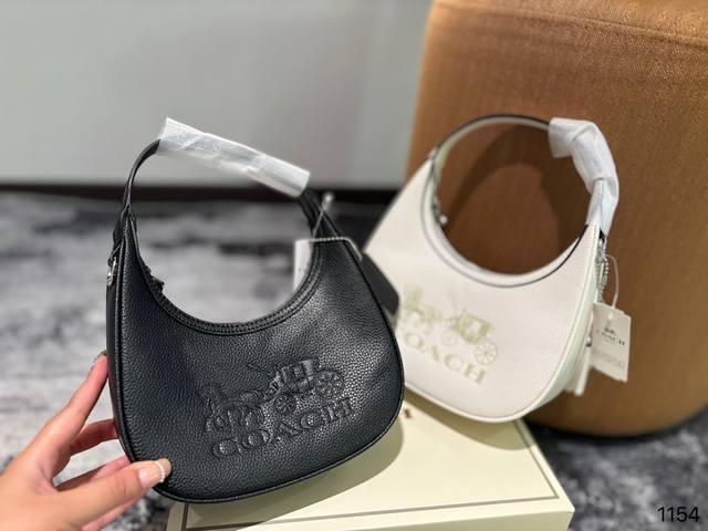 礼盒 尺寸20*12 蔻驰 Carmen腋下包 以前很爱研究coach,所以真的是一眼就能分辨出专柜款和奥莱款,不是说奥莱款不好,但是真的每款包的“气质”不一样 礼盒 尺寸20*12 蔻驰 Carmen腋下包 以前很爱研究coach,所以真的是一眼就能分辨出专柜款和奥莱款,不是说奥莱款不好,但是真的每款包的“气质”不一样