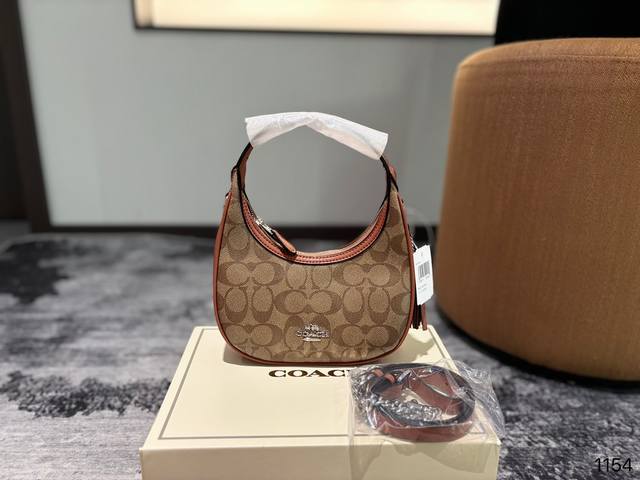 礼盒 尺寸20*12 蔻驰 Carmen腋下包 以前很爱研究coach,所以真的是一眼就能分辨出专柜款和奥莱款,不是说奥莱款不好,但是真的每款包的“气质”不一样 礼盒 尺寸20*12 蔻驰 Carmen腋下包 以前很爱研究coach,所以真的是一眼就能分辨出专柜款和奥莱款,不是说奥莱款不好,但是真的每款包的“气质”不一样