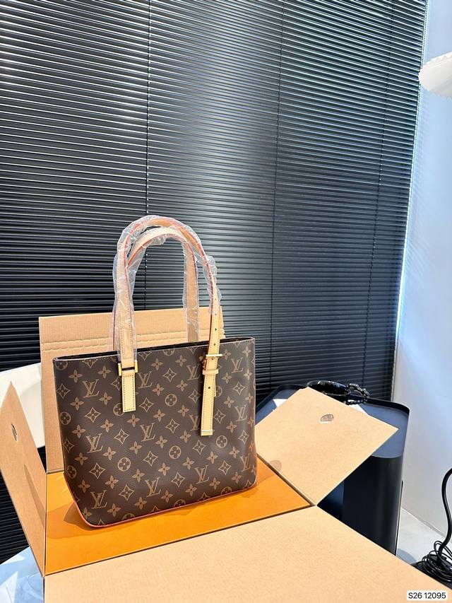 配飞机盒折叠盒子 Lv 2024秋冬的绝绝子手袋一lv Piano 手袋 Piano 手袋以利落的构型和侧面三角皮革烘托出 Monogram图案的经典格调，再借