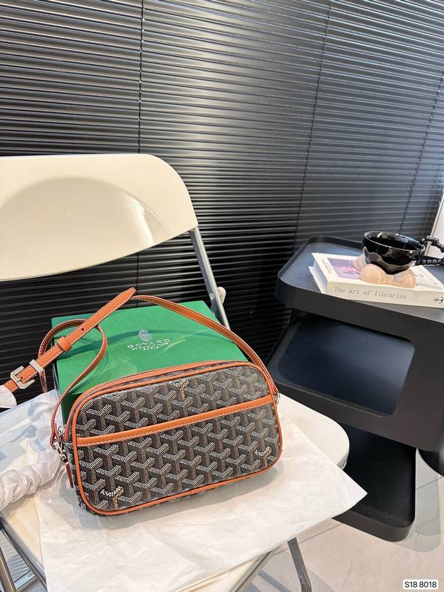 配折叠盒子戈雅 Goyard 相机包男生女生用!上身效果绝绝子~日常非常好搭配哦~男生女生都可以入手!尺寸:24 13 货号8018 配折叠盒子戈雅 Goyard 相机包男生女生用!上身效果绝绝子~日常非常好搭配哦~男生女生都可以入手!尺寸:24 13 货号8018