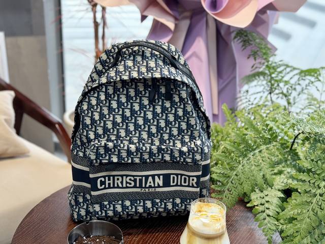 无盒 升级版 五一小长假必备双肩包! Size:30*42Cm D家 老花款双肩包 一款背起来超舒服的它 可可爱爱! 黑色和海军蓝oblique图案绣线 有质感 无盒 升级版 五一小长假必备双肩包! Size:30*42Cm D家 老花款双肩包 一款背起来超舒服的它 可可爱爱! 黑色和海军蓝oblique图案绣线 有质感