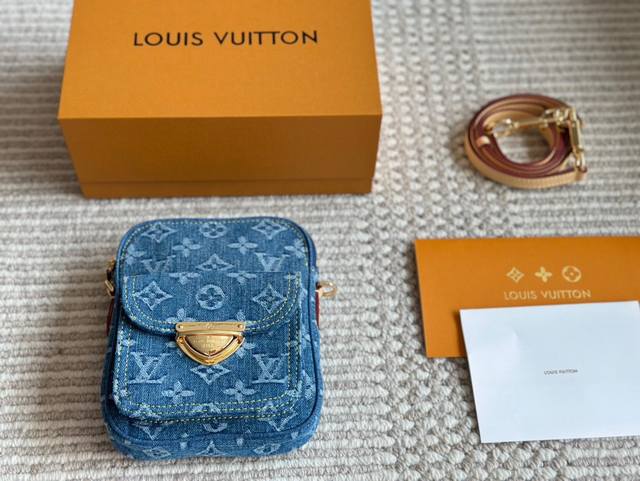 配盒 Size：15*18Cm L家 牛仔相机好适合夏天 好喜欢单宁系列 容量足够， 软软的不怕压， 颜色耐脏又时髦感！