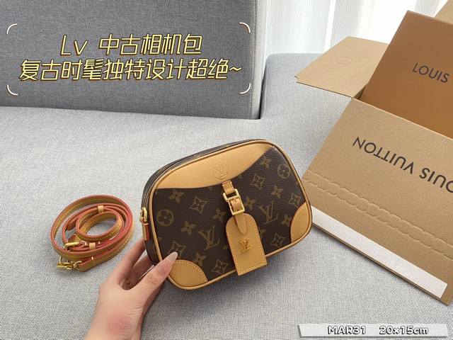 配全套礼盒 Size:20×15 Lv Deauville相机包 质感爆棚的美 上身真的太太太有质感啦 日常逛街不要太吸晴 配全套礼盒 Size:20×15 Lv Deauville相机包 质感爆棚的美 上身真的太太太有质感啦 日常逛街不要太吸晴