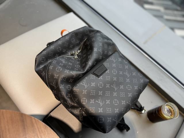 复刻版 Size：30*40Cm L家 Apollo双肩包 台湾进口pvc 超高清五金logo标志、 专用里内里 直男必备款。 Lv最好看的黑色老花双肩包 大小