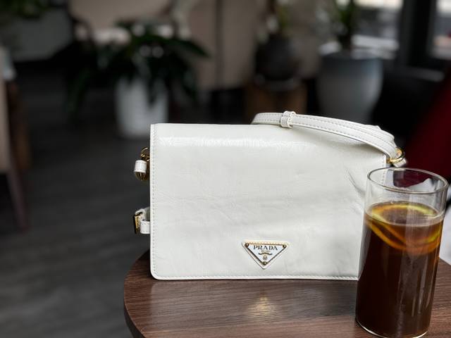 配盒 油蜡皮 Size:22*13Cm Soft Lux新包型 Prad 油蜡皮新成员闪亮登场 实物超q肩带随意调节, 斜挎和腋下都 Ok。 油蜡皮质地超级轻便 配盒 油蜡皮 Size:22*13Cm Soft Lux新包型 Prad 油蜡皮新成员闪亮登场 实物超q肩带随意调节, 斜挎和腋下都 Ok。 油蜡皮质地超级轻便