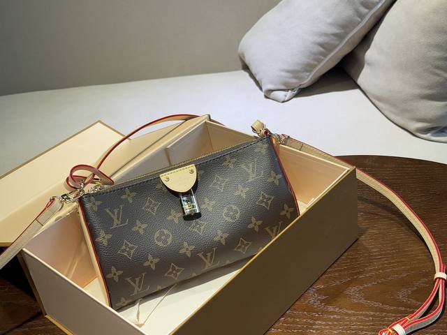 配盒 Size：22*13Cm L家 月新款 锁头腋下包 跟麻将包一样实用能装~ 春夏背着轻轻松松