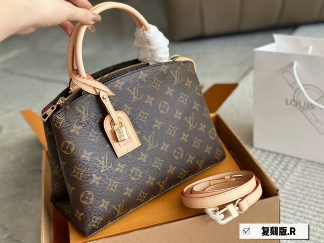 全套包装 这款是年的新款但是是经典老花，是国庆才上 新的款式。Petit Palais Tote包取材monogram帆布，搭配天然皮革。行李牌的挂锁精致我觉得