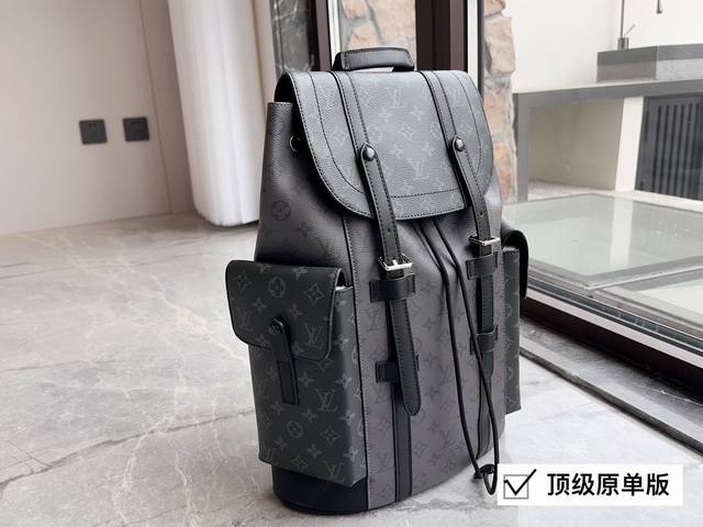 Lv Tiro双肩包 终于找到一款能装又不丑的男生通勤包了之前一直背 Gaston Luga这个牌子来自瑞典斯德哥尔摩日，设计也很北欧，线条简洁，丝毫不拖泥带水