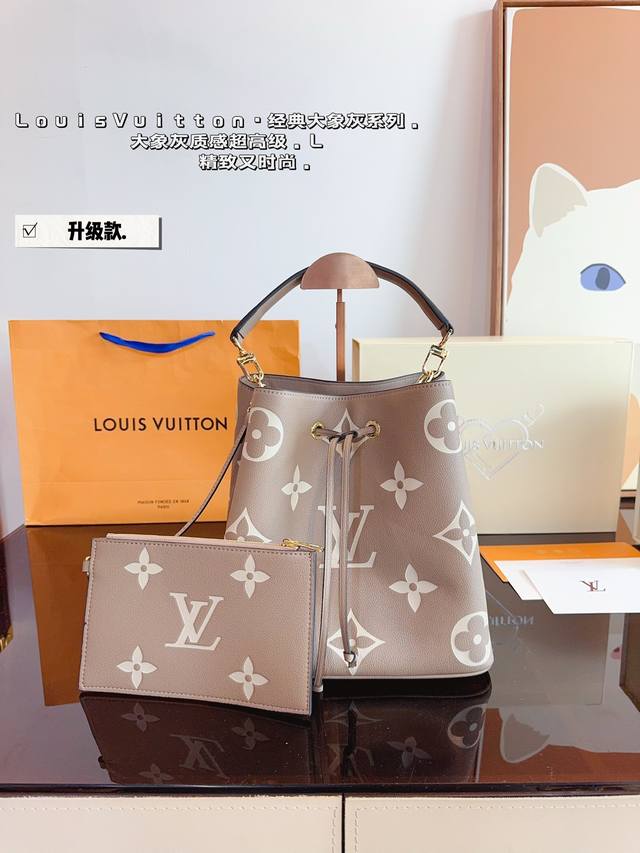 配礼盒 Lv 香槟桶 满满的专柜味道 Lv水桶包néonoé选用柔软的monogram帆布面料 并搭配变色皮装饰 细节完美对花 配纯正变色小牛皮 原版五金全部带