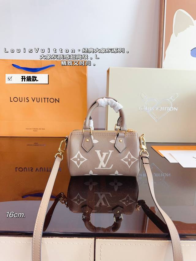 配礼盒. Lv Speedy Nano枕头包 这款retiro 手袋以标志性的lv老花面料制成，搭配奢华的变色牛皮饰边，经典永恒。优雅低调的外形设计和宽敞的包