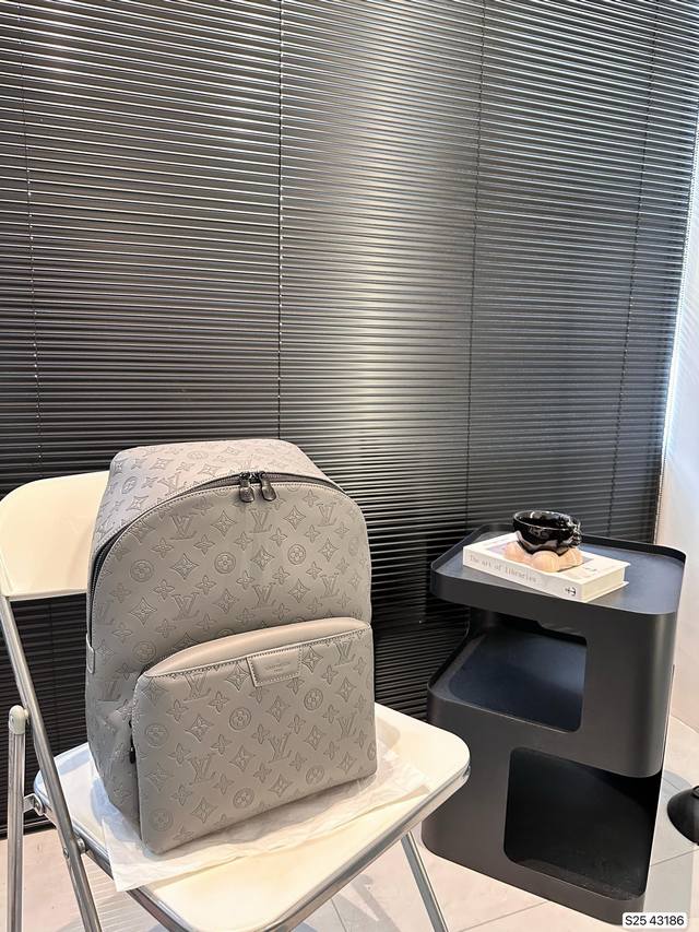 Lv双肩包出货 超级耐磨 超级实用的款式 内衬带logo. 原版电镀五金带logo 这个包包的容量也很大 满足你出行的所有需求 必备的都可以装下 真的是很nic