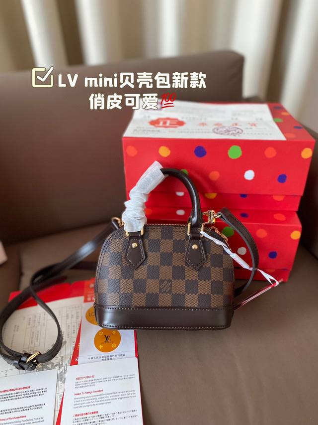 Lv Mini贝壳包新款 经久不衰啊啊 俏皮可爱 每年卖爆的款哈 必须推荐美眉们入 Wow 精心设计 质感绝对牛赞 看图咯 尺寸：17*13