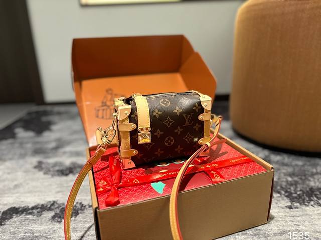 折叠礼盒 官网飞机箱 Lv Side Trunk 谷爱凌 盒子包 箱子包 全新小号 24新款！是软软的小箱子 很多精致的小细节在里面 大 容量又实用又好凹造型