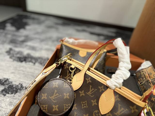 全套包装 Lv Mini 购物袋万年不过时 专用lv面料原单五金 原版开模定制 专柜女包 手感超软 超舒服 全部五金都带logo 时尚百搭，网红街拍首选尺寸 1