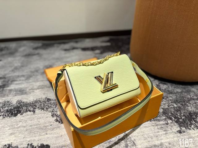 折叠盒尺寸22.16 Lv Twist链条包 呈现新古典twist 中号手袋。水波纹造就聚焦设计:翻盖的超值 明快活泼,自由滑动,无论肩背 斜挎或日夜场合,随心 折叠盒尺寸22.16 Lv Twist链条包 呈现新古典twist 中号手袋。水波纹造就聚焦设计:翻盖的超值 明快活泼,自由滑动,无论肩背 斜挎或日夜场合,随心