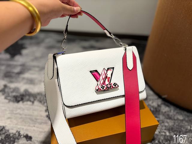 折叠盒尺寸22.16 Lv Twist链条包 呈现新古典twist 中号手袋。水波纹造就聚焦设计:翻盖的超值 明快活泼,自由滑动,无论肩背 斜挎或日夜场合,随心 折叠盒尺寸22.16 Lv Twist链条包 呈现新古典twist 中号手袋。水波纹造就聚焦设计:翻盖的超值 明快活泼,自由滑动,无论肩背 斜挎或日夜场合,随心