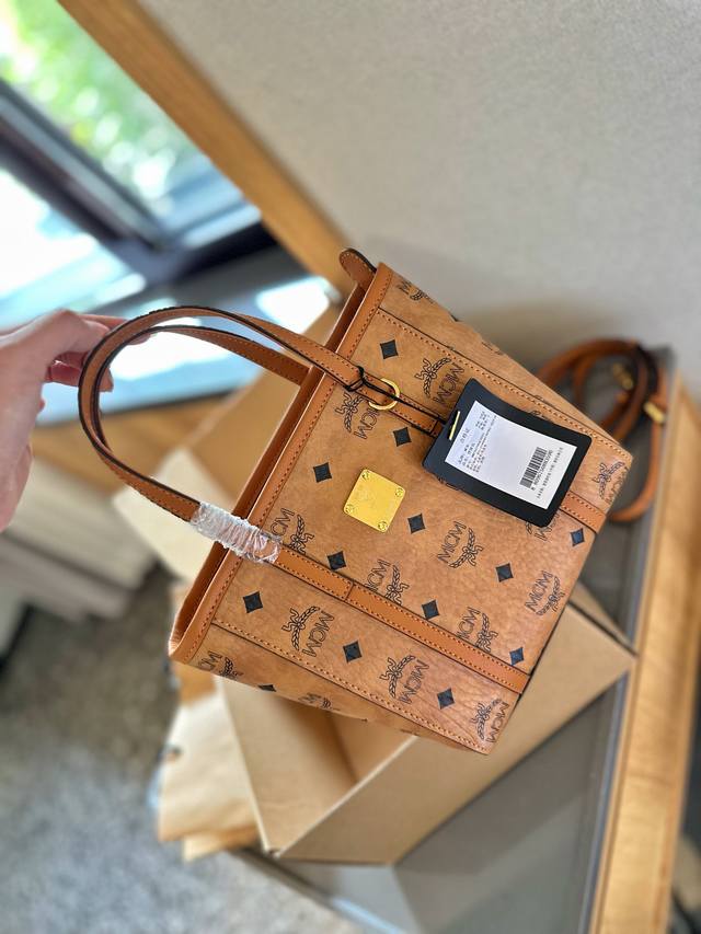 原单 全套包装保养卡 Size：20*19Cm 新款mcm 菜篮子 拼接设计，更具质感！ 新颜色！ 俏皮很百搭