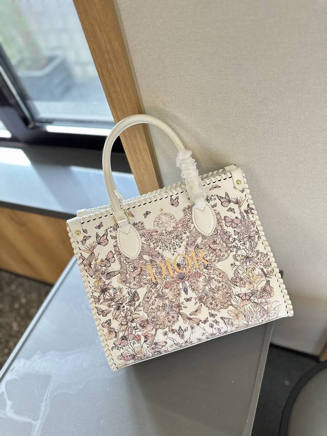 Dior 纯手工编织 原版面料 世界奢侈品顶级品牌世界奢侈品史，时尚界最杰出的时尚设计风格 专柜同步在售 最新设计超受亲们青睐，最最l爆大气百搭不挑人 女神都喜