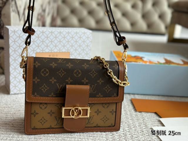 配盒 升级版 Size： 25*20Cm 大号 L家 达芙妮 配链条肩带 此款对版细节高质量 又改良五金！五金卡扣的增加 也更加稳固， 全面升级！！！