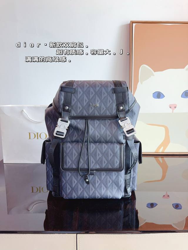 Dior 这是超酷的一只包 双肩包,也可做旅行袋 容量超级感人非常的实用 出差三四天背这只包 尺寸:31*14*44Cm Dior 这是超酷的一只包 双肩包,也可做旅行袋 容量超级感人非常的实用 出差三四天背这只包 尺寸:31*14*44Cm