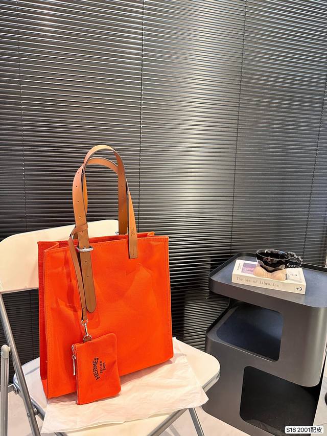 爱马仕帆布包 时髦拿捏住啦 好好搭啊 貌美气质加成好高的呀~ 爱死了这份从容优雅 尺寸:31.5 33 货号2001 爱马仕帆布包 时髦拿捏住啦 好好搭啊 貌美气质加成好高的呀~ 爱死了这份从容优雅 尺寸:31.5 33 货号2001