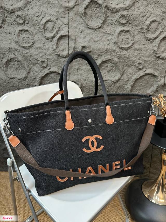 香奈儿沙滩包 牛仔沙滩 不论日常出游或是假日逛街，出镜率超高的包款总让人联想到温暖的季节和愜意海滩时光。质地清新自然，从视觉到触感都自带夏日风情，为结构感鲜明的