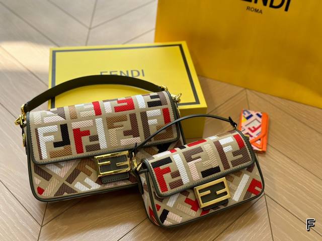 折叠盒 Fendi法棍包浮雕 对于新款暗花皮的法棍和中古的布法棍 虽然是小号 Mini 容量还是挺大的之前试过中号的我感觉好像小孩子偷用大人的大包包一-样 暗花