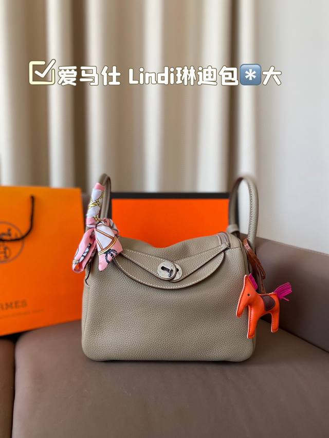 大号 爱马仕 Lindi琳迪包 头层牛皮 顶级原单 色彩搭配非常高级 美貌无敌 一眼沦陷 简直无法拒绝 超显气质 随便一背都好看 而且一点都不挑人 高级感十足 大号 爱马仕 Lindi琳迪包 头层牛皮 顶级原单 色彩搭配非常高级 美貌无敌 一眼沦陷 简直无法拒绝 超显气质 随便一背都好看 而且一点都不挑人 高级感十足