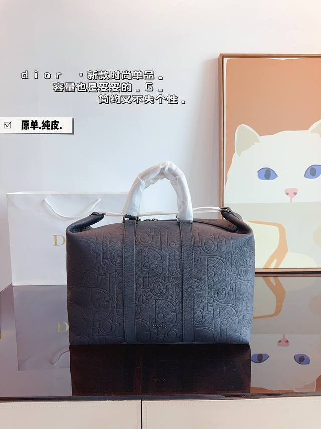 纯皮. 迪奥dior 单肩斜挎包. 百搭到没朋友 就是酷 时尚感超强 辦识度很高 方方正正很能装，上身也帅气尺寸40*17*32Cm