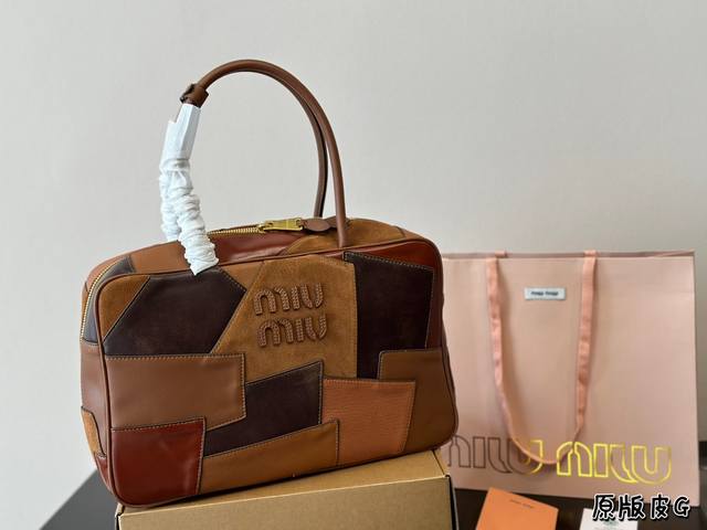 尺寸34*22Cm 缪缪miumiu 手提包 轻轻松松高级感 包包手感巨好容量也很不赖 简单却又不失华丽 不要觉得会炸眼太高调了什么的 根本不会！ 在你的精简穿