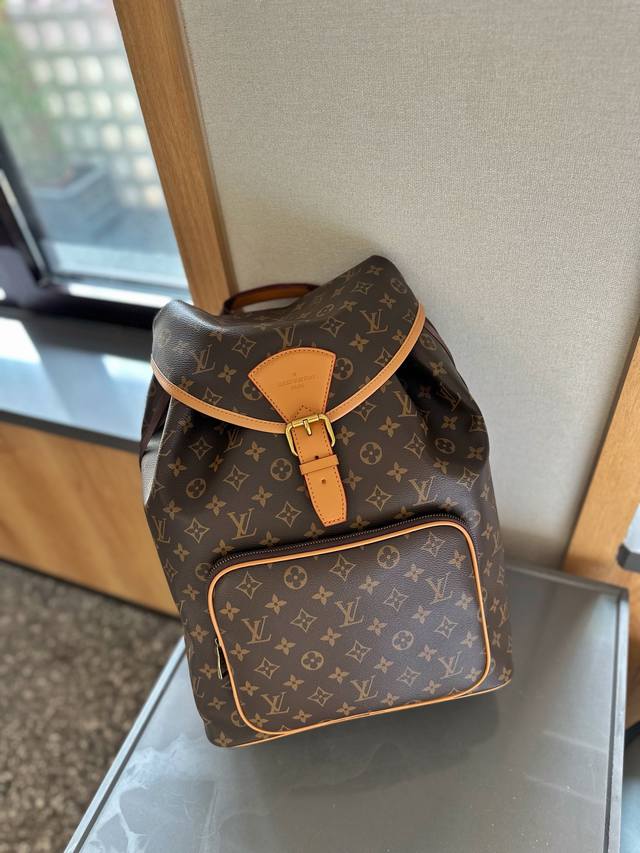 Lv 男士双肩包 出差旅行必备 休闲商务都可驾驭 容量超大超能装大热门款 超级酷 尺寸 30 40