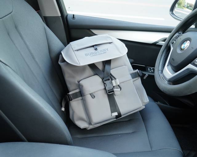 巴宝莉 官网同步 高版本 原厂双肩背包 不要错过 全原单布料制作 品质极好 超大容量 非市面普通货 来自贸易公司的狠货.. 强调一下 原厂 一直是抢爆的款式 专