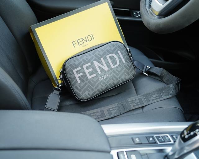 芬迪 官网同步 高版本 斜挎单肩背包 永恒不过时的标志性产品 纯原单小牛皮 顶级五金制作 非市面普通版本 今年fendi最爱的款 全部实拍 实用性非常高 完全不